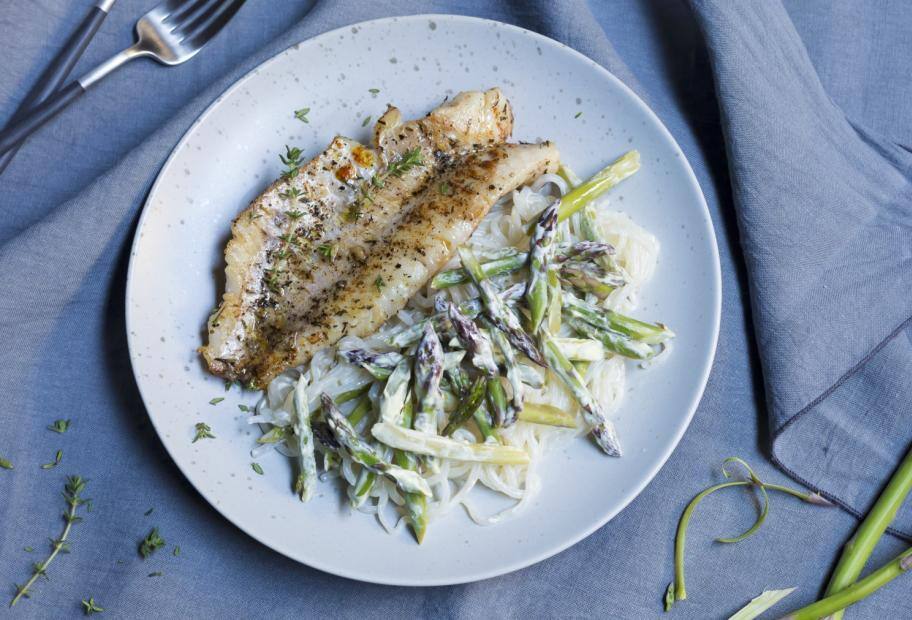 Schnelle High Protein Konjaknudeln mit Spargel und Rotbarsch