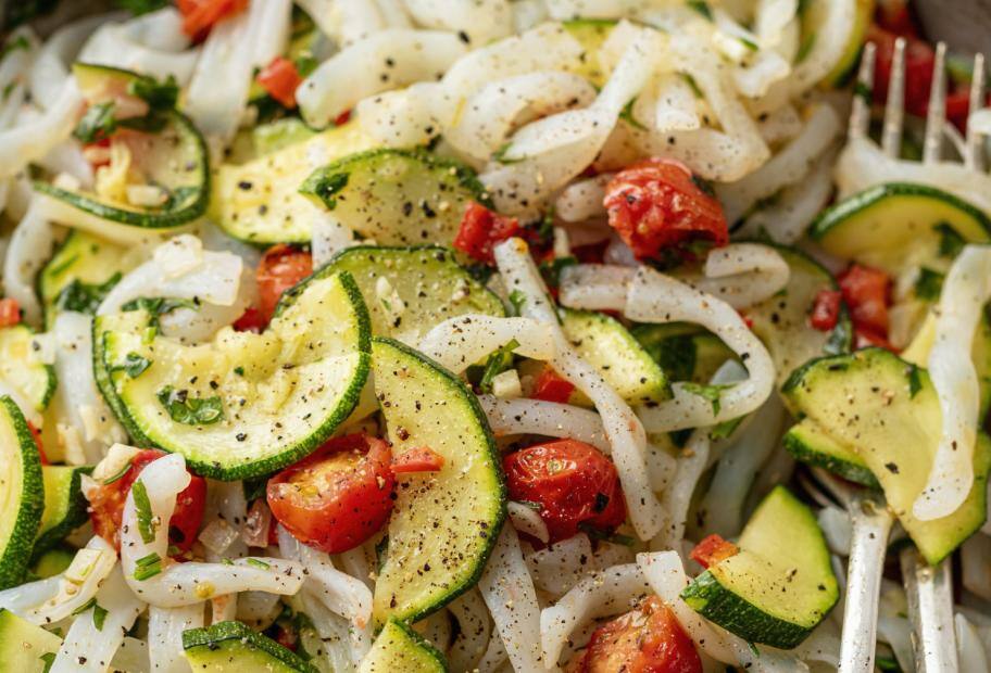 Mediterrane Konjaknudel-Pfanne