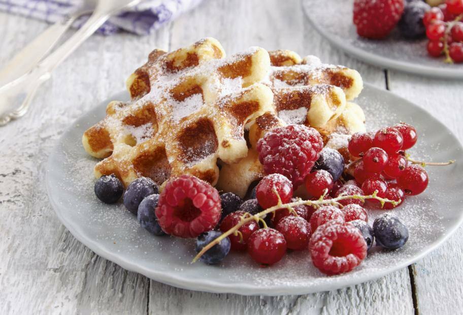 Low Carb Käsekuchen-Waffeln mit Vanille und Beeren