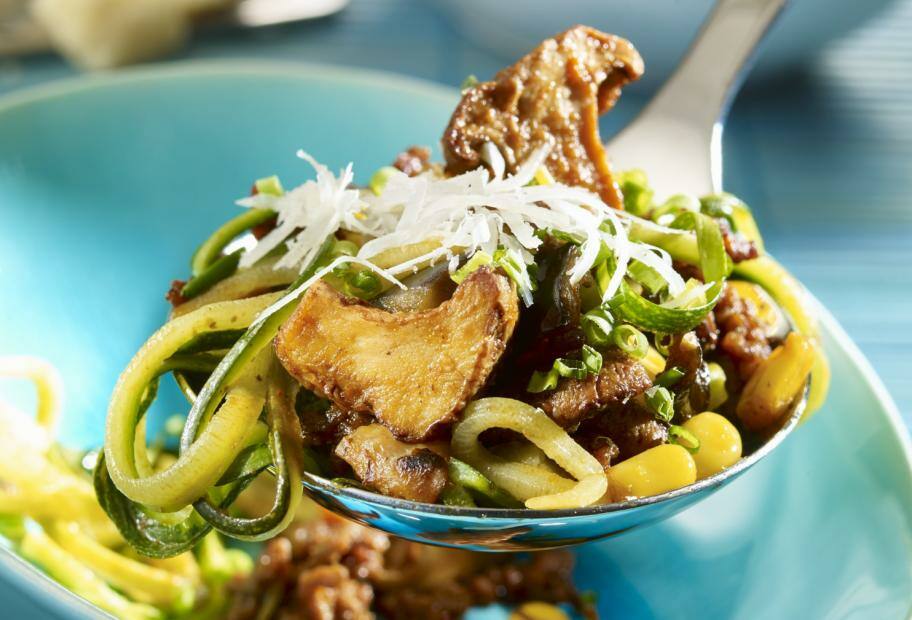 One Pan Zucchinipasta mit Hackfleisch und Pfifferlingen