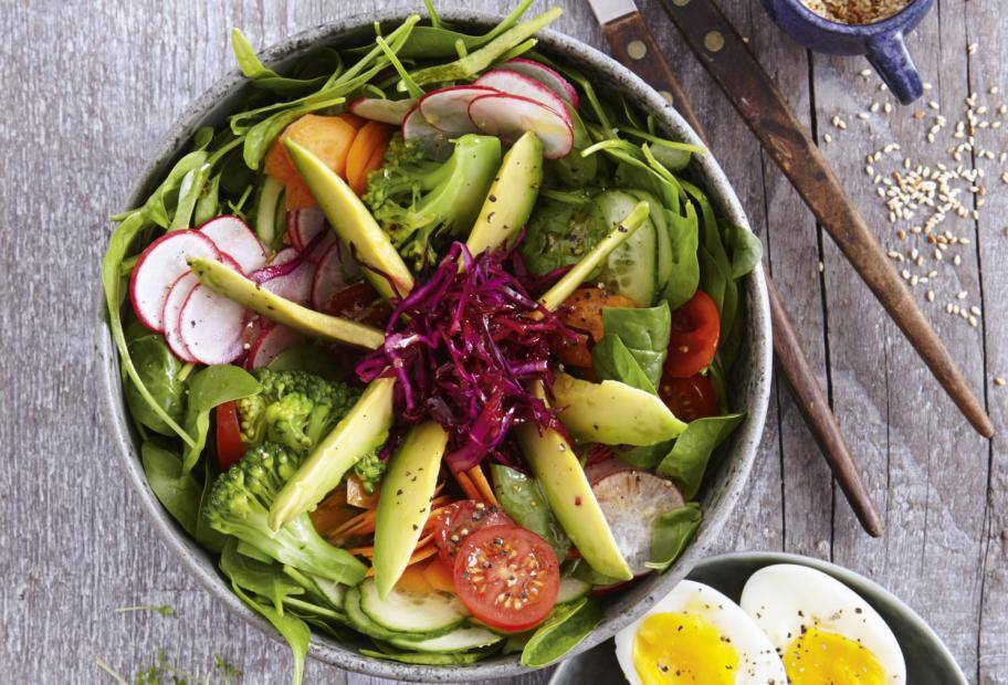 Bunte Buddha Bowl mit Brokkoli und Babyspinat