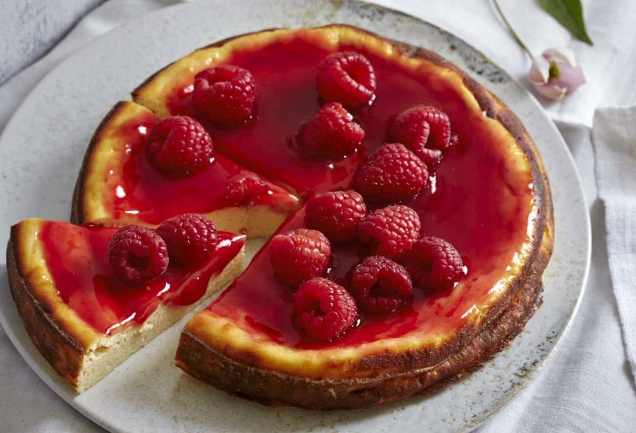 Einfaches Ricottaküchlein mit Himbeersauce ohne Zucker