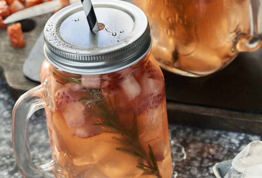 Erfrischender Erdbeer-Switchel mit Rosmarin