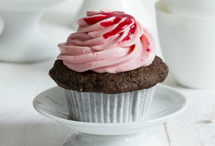 Unwiderstehliche Schoko-Kaffee-Cupcakes mit Erdbeerhaube
