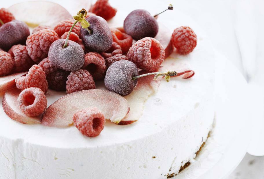 Die beste vegane Eistorte mit Nussboden und geeisten Früchten