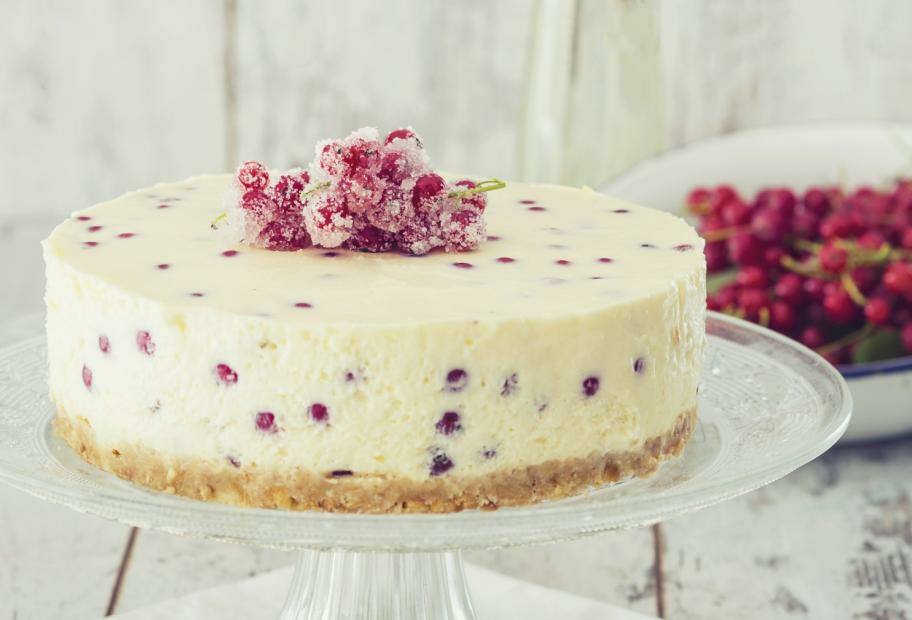 Einfache Joghurt-Mascarpone-Kühlschranktorte mit Beeren