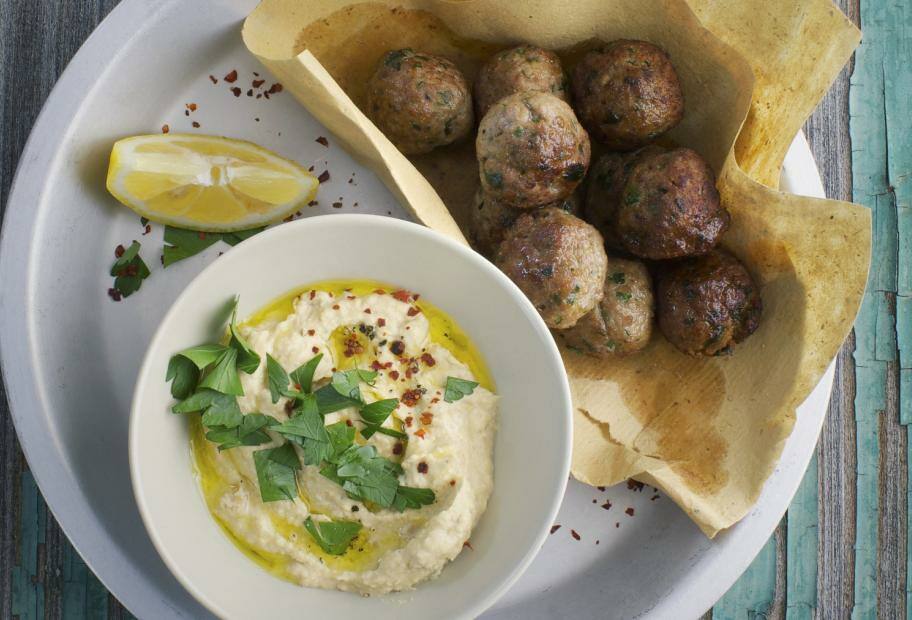 Orientalische Hackbällchen mit Hummus