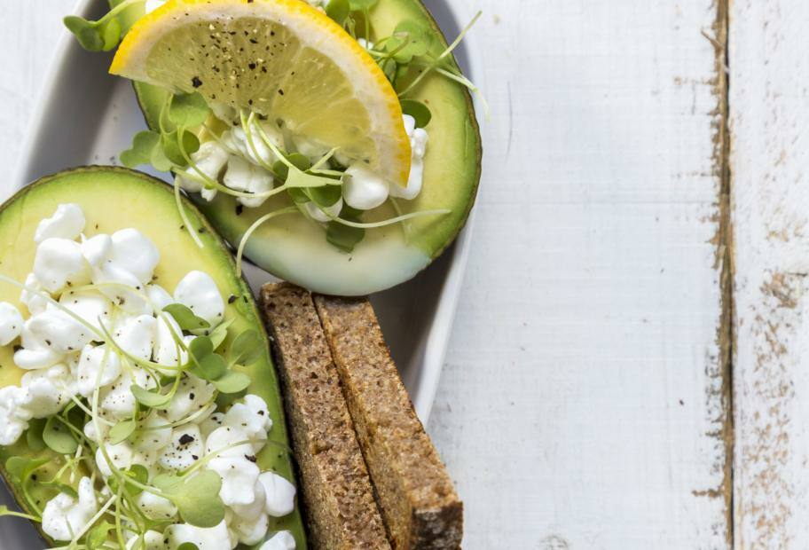 SOS-Sattmacher: Avocado mit Hüttenkäse und Sprossen