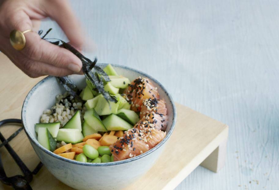 Eiweißreiche Edamame-Bowl mit Blumenkohreis und Lachs