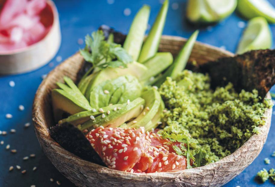 Geniale Poké Bowl mit Lachs, Brokkolireis und Avocado