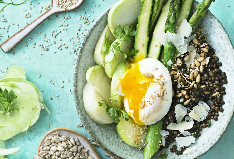 Sättigende Linsen-Bowl mit Spargel und Ei