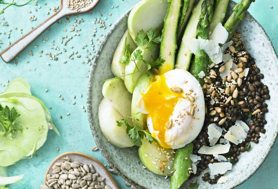 Sättigende Linsen-Bowl mit Spargel und Ei