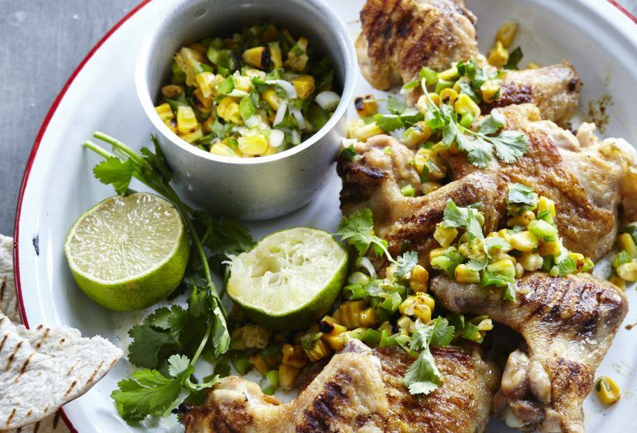 BBQ Chicken Wings vom Grill mit Mais Salsa