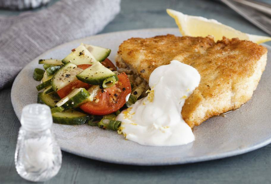 Knuspriger Backfisch mit Salat und Joghurtsauce