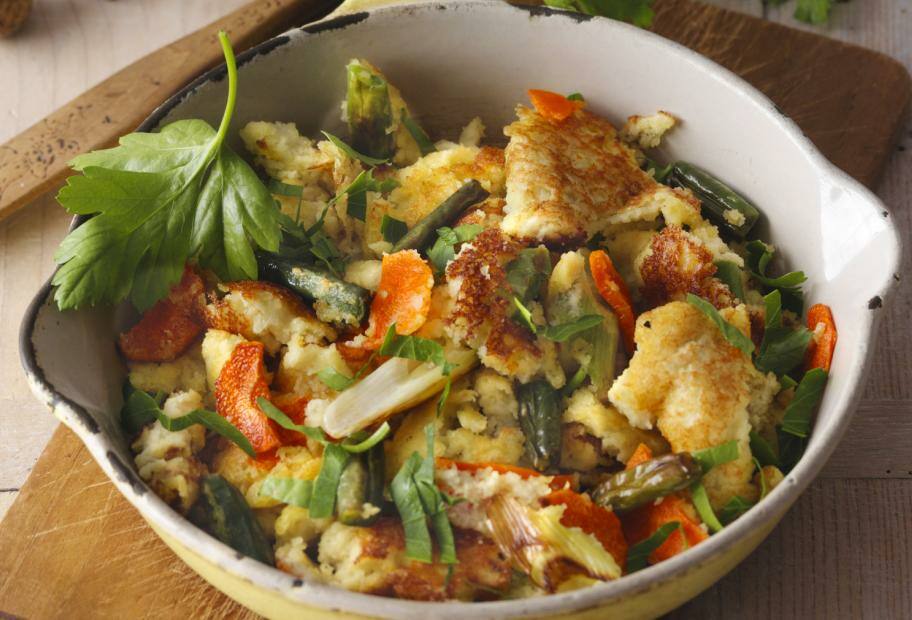 Einfache Schmarren-Pfanne mit Ei und Gemüsemix