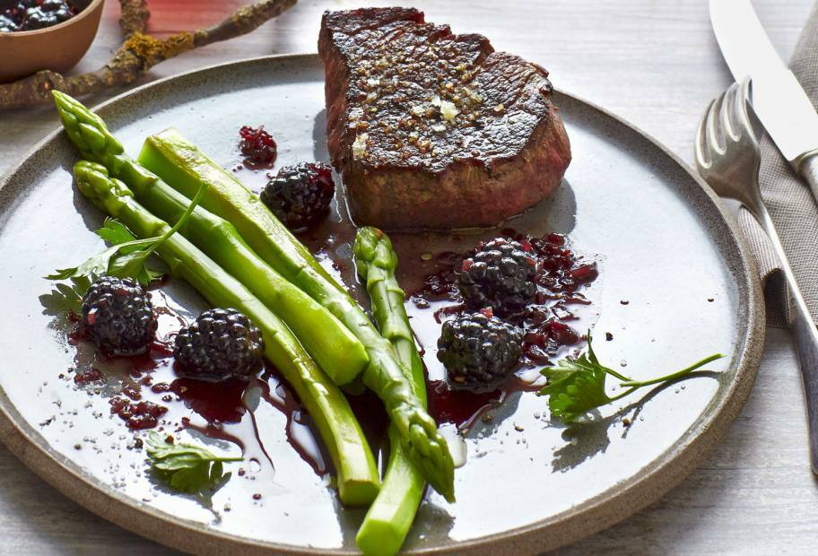Saftige Steaks und Spargel vom Grill mit Jalapeño-Brombeer-Sauce
