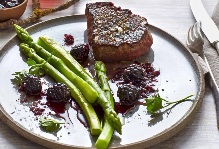 Saftige Steaks und Spargel vom Grill mit Jalapeño-Brombeer-Sauce