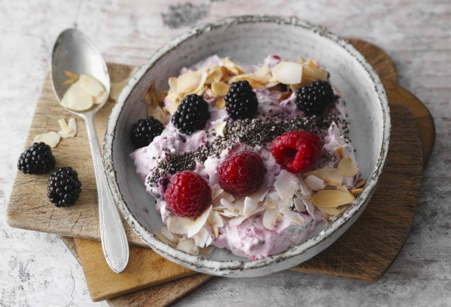Schnelle Joghurt-Quark-Creme mit Beeren und Knusper-Topping
