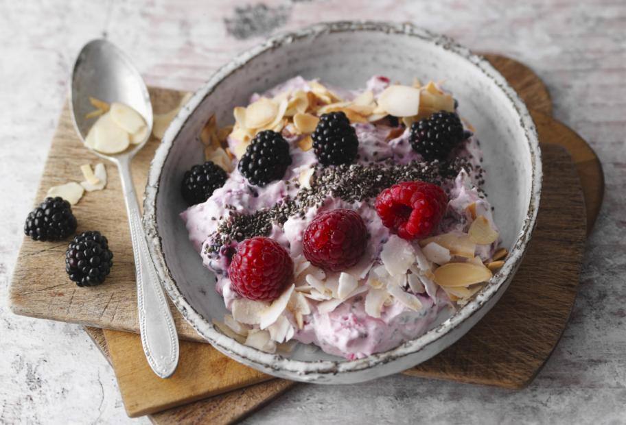 Schnelle Joghurt-Quark-Creme mit Beeren und Knusper-Topping