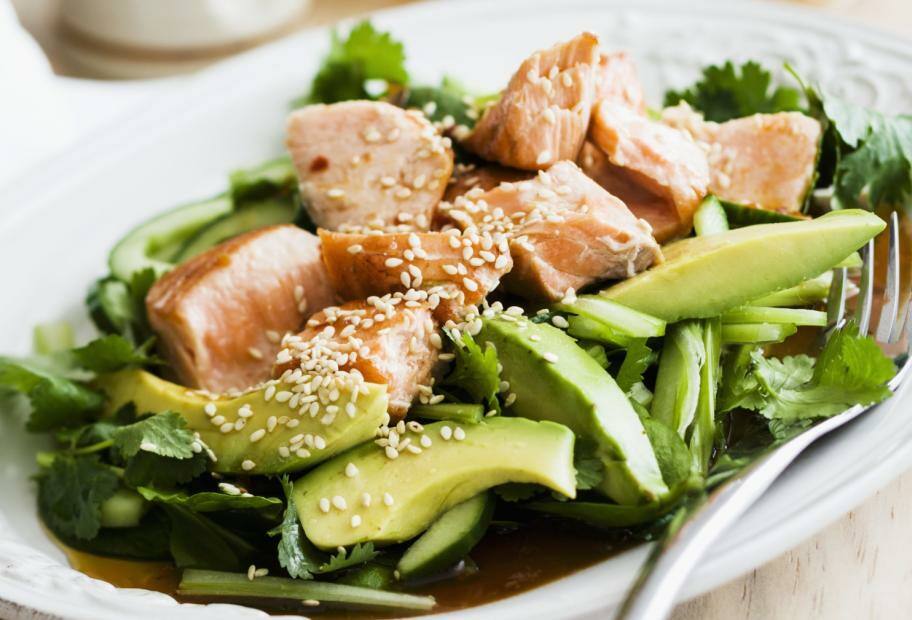 Gegrillter Sesam-Lachs mit Avocado-Sellerie-Salat