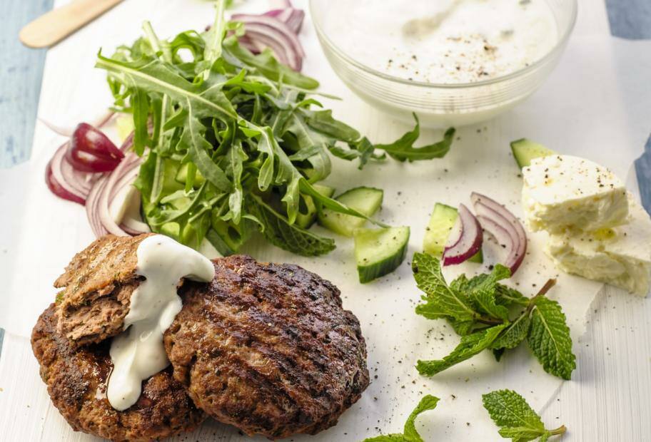 Saftige Lammburger vom Grill mit Salat und Joghurtsauce