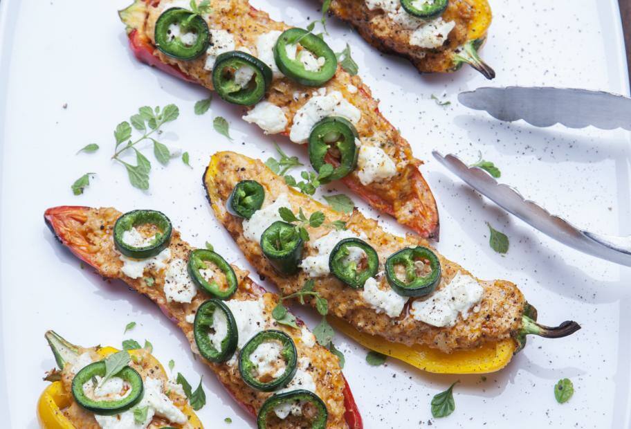 Gegrillte Spitzpaprika mit Putenhack-Käse-Füllung