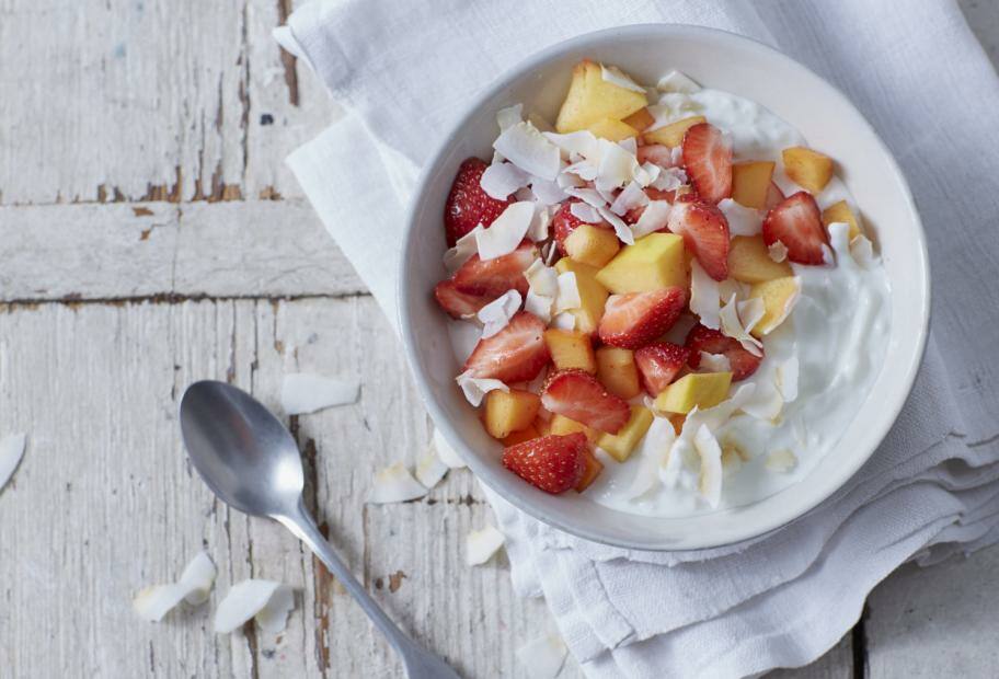 Schnelle Skyr-Creme mit Kokos und Fruchtsalat