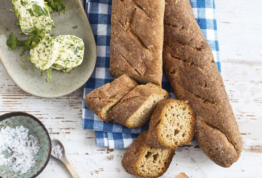 Knuspriges Baguette mit Leinsamen und Frischkäse