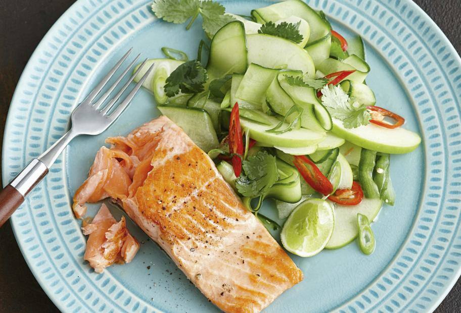 Lachs vom Grill mit Apfel-Gurken-Salat
