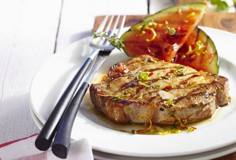 Würziges Schweinesteak und Melone vom Grill