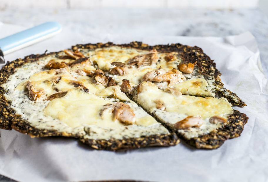 Keto Pizza mit Frischkäsecreme und Lachs