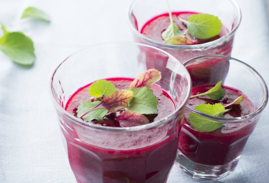 Rote Bete-Himbeer-Smoothie mit Microgreens