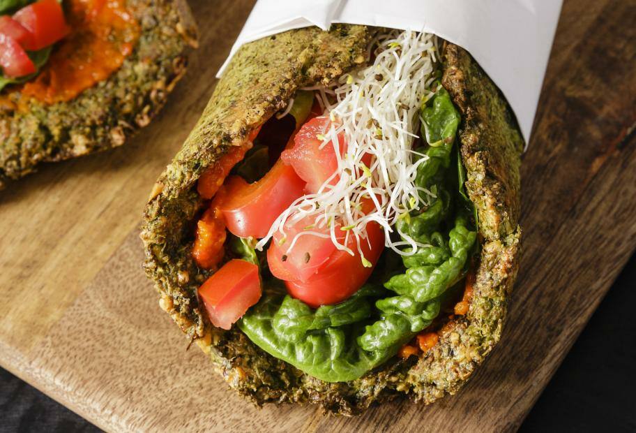 Wraps aus Grünkohl mit würziger Salatfüllung