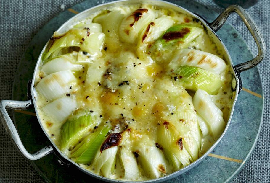 Cremiges Low Carb Käse-Gratin mit Sahne und Lauch