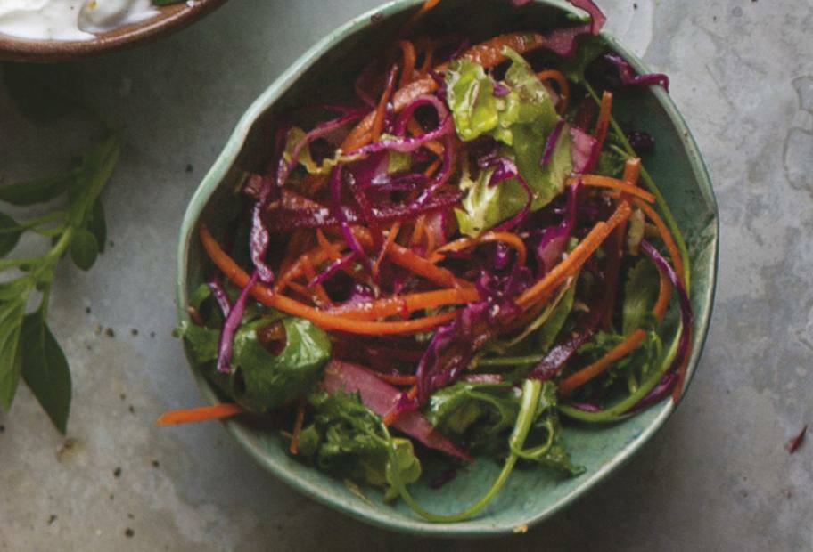 Rotkohlsalat mit Karotten und Grünkohl