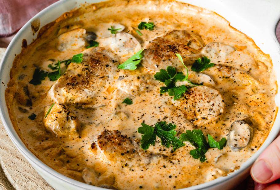 Zartes Schweinefilet mit Rahmsoße im Ofen gebacken