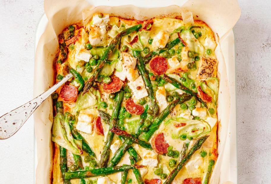 Schneller Low Carb Spargelauflauf mit Zucchini, Hähnchen & Feta