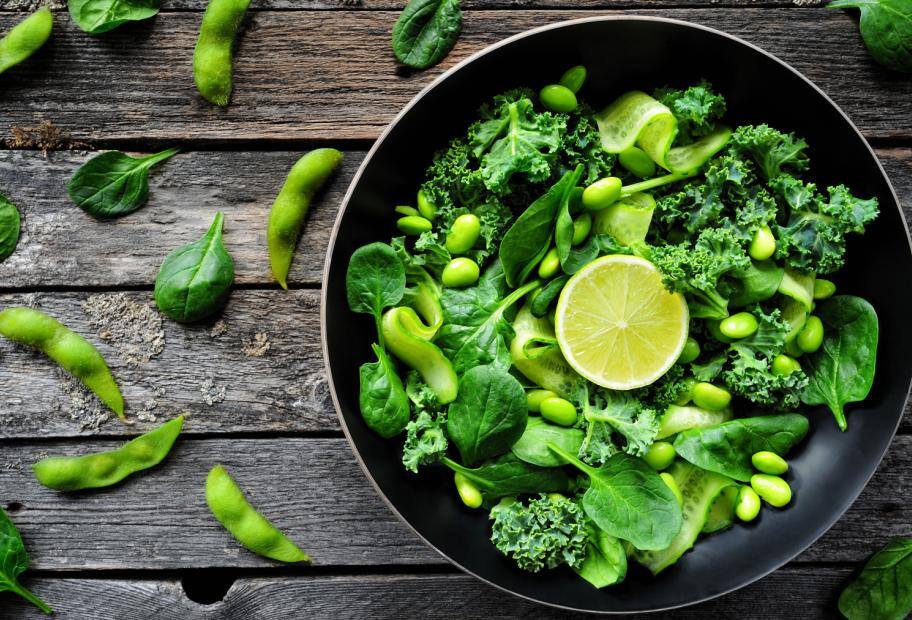 Vegane High-Protein Spinat-Bowl mit Grünkohl und Edamame