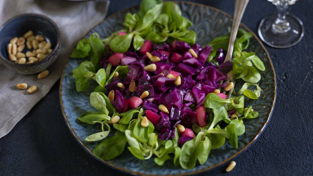 Fruchtiger Rotkohlsalat auf Feldsalatbett | Lowcarb.de