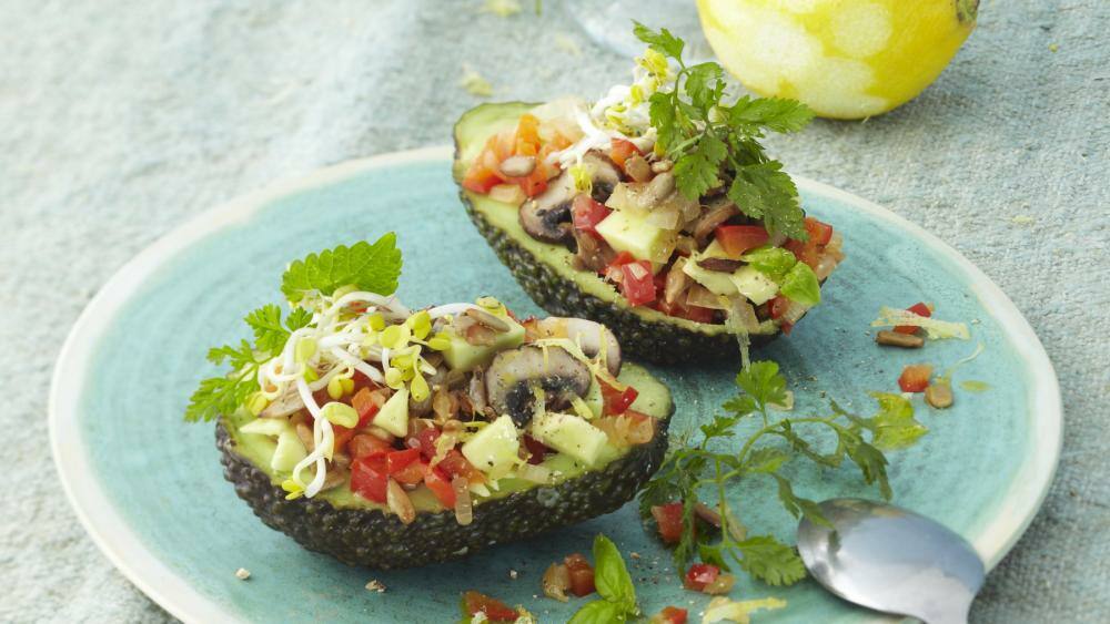 Gefüllte Avocado mit Pilzen und Tomaten | Lowcarb.de