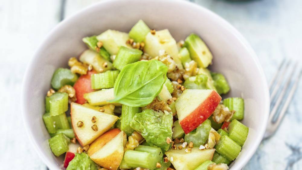 Veganer Sellerie-Apfel-Salat mit Walnüssen | Lowcarb.de