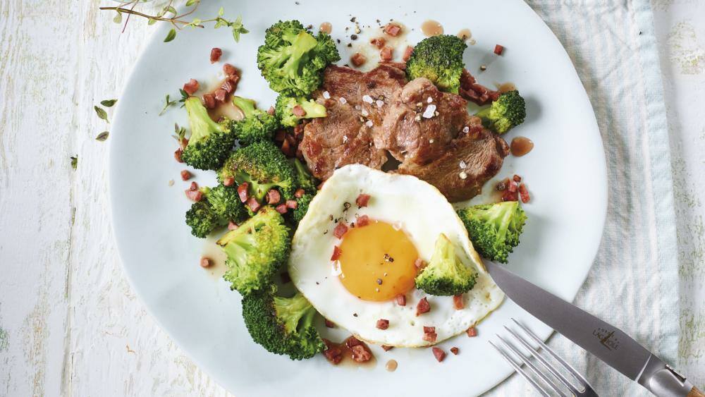 Marinierte Lammkoteletts mit Brokkoli, Speck und Spiegelei
