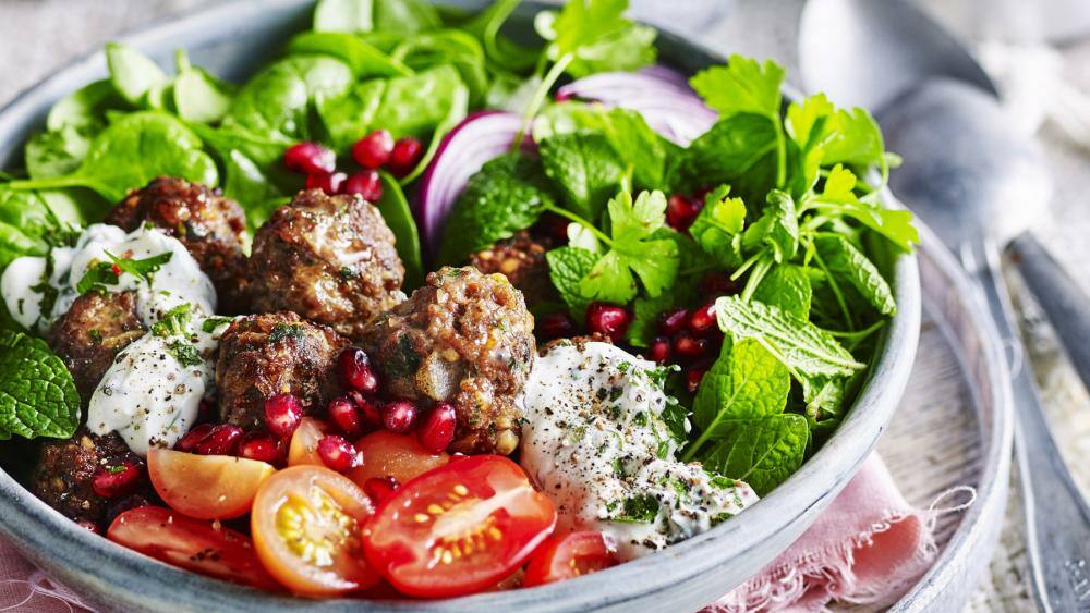 Lammköfte mit Joghurtsauce und Salat | Lowcarb.de