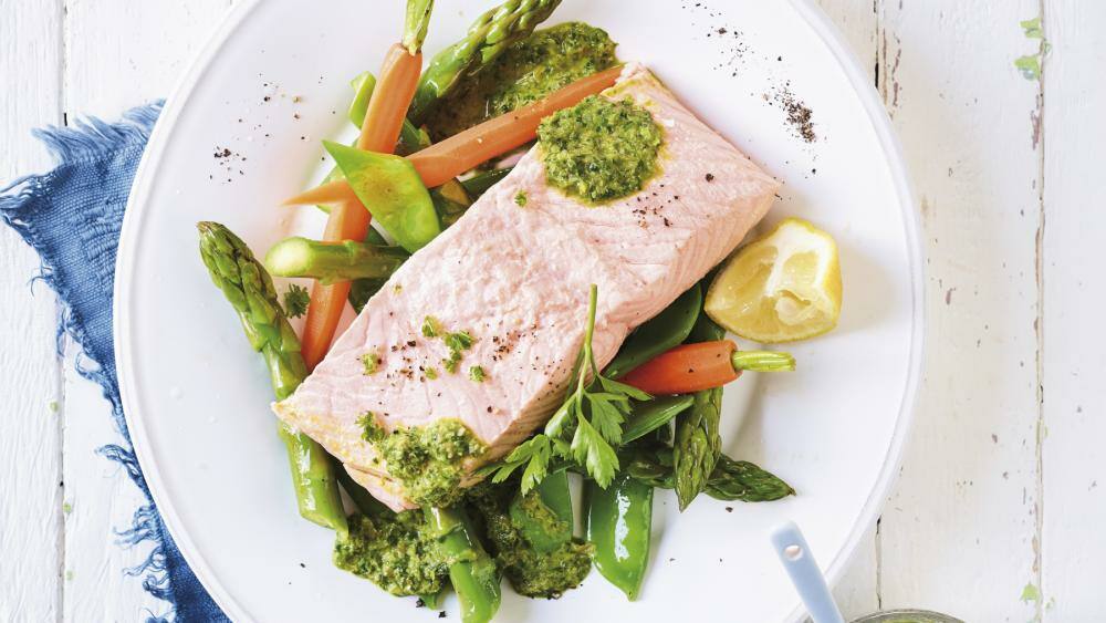 Pochierter Lachs mit Gemüse und Kräuterdip | Lowcarb.de