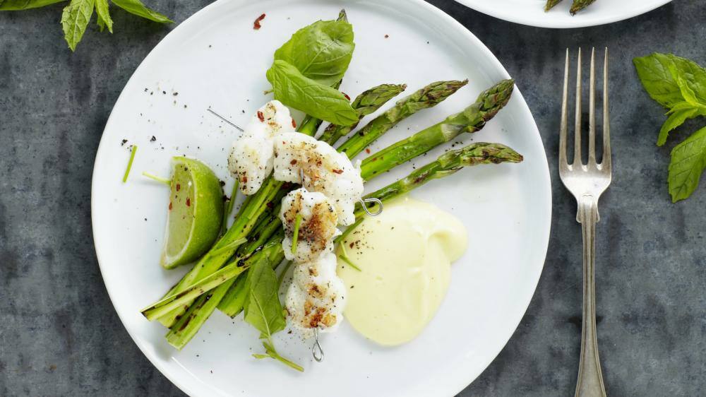 Fischspieße auf grünem Spargel | Lowcarb.de