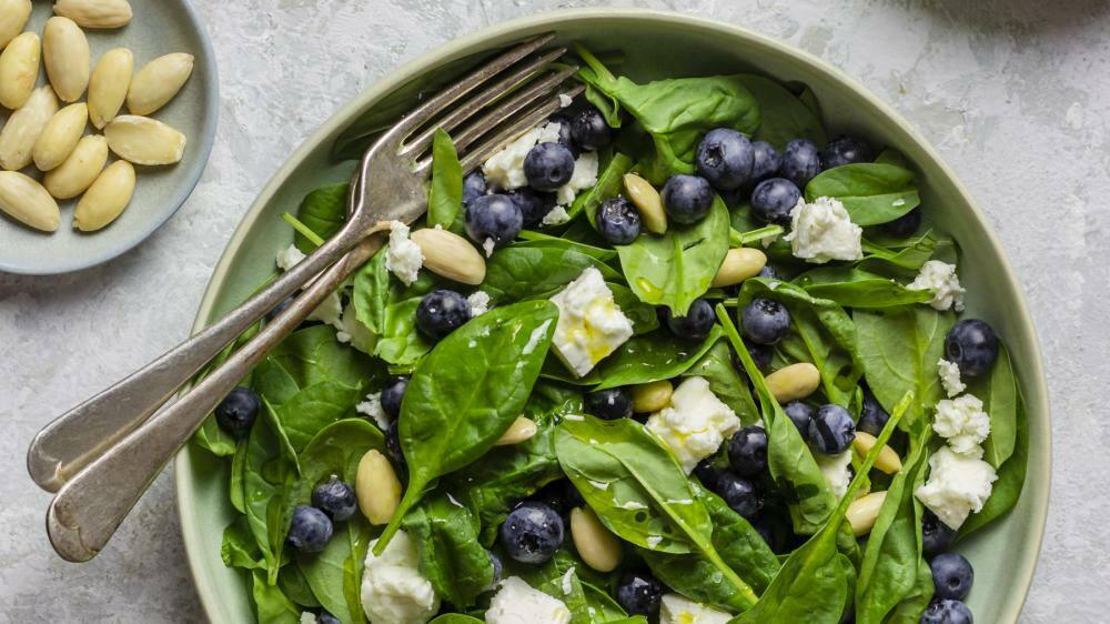 Spinatsalat mit Blaubeeren, Mandeln und Feta | Lowcarb.de