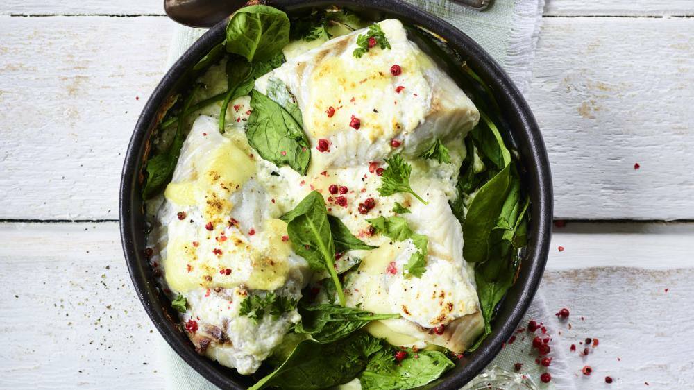 No Carb Seelachs auf Blattspinat mit Mozzarellakruste