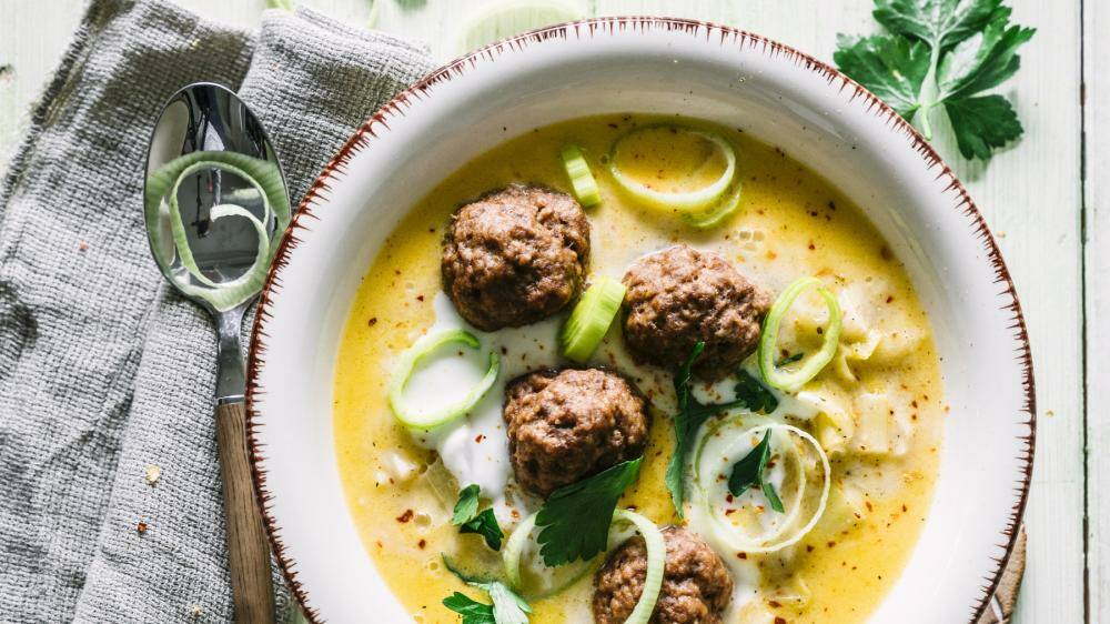 Die cremigste Low Carb Käse-Porree-Suppe mit Hackbällchen Die cremigste Low Carb Käse-Porree-Suppe mit Hackbällchen
