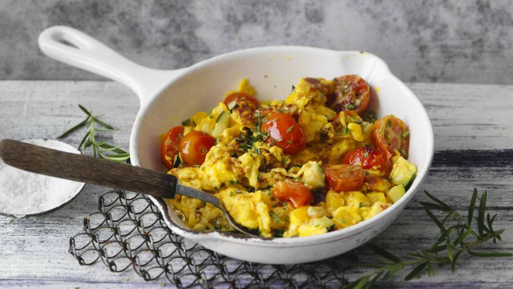 Rührei mit Zucchini, Paprika und Kirschtomaten | Lowcarb.de Rührei mit Zucchini, Paprika und Kirschtomaten | Lowcarb.de