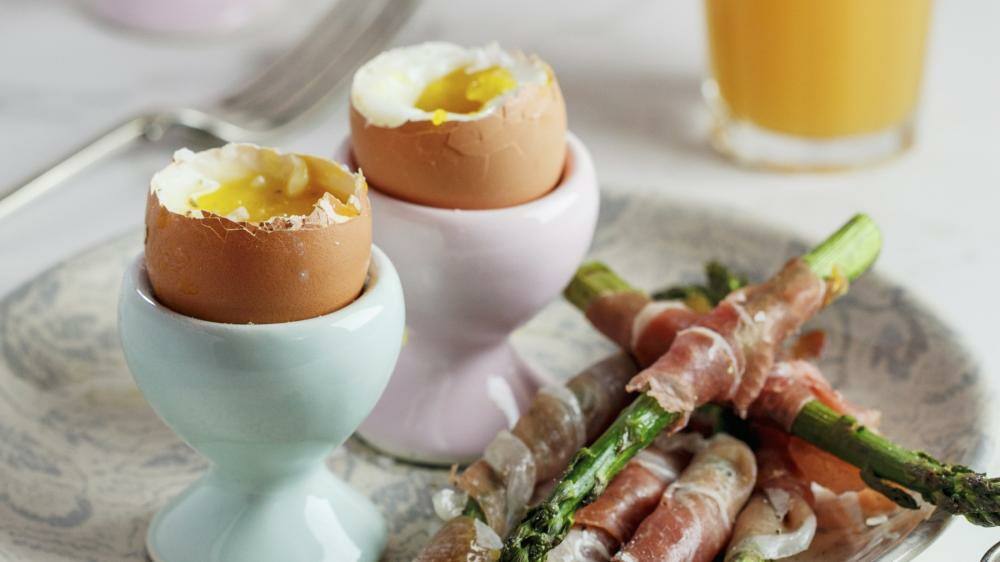 Grüner Spargel mit Parmaschinken und Eiern | Lowcarb.de